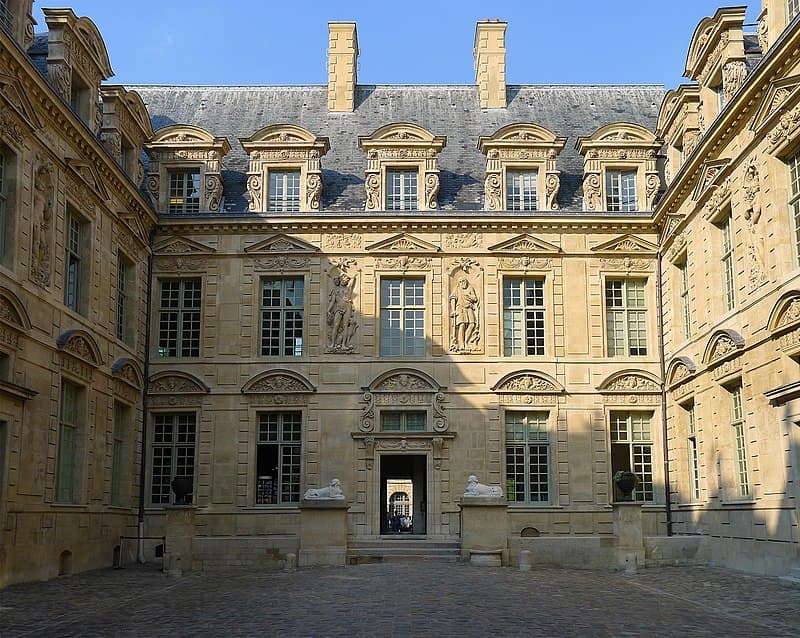 Hotel de Sully